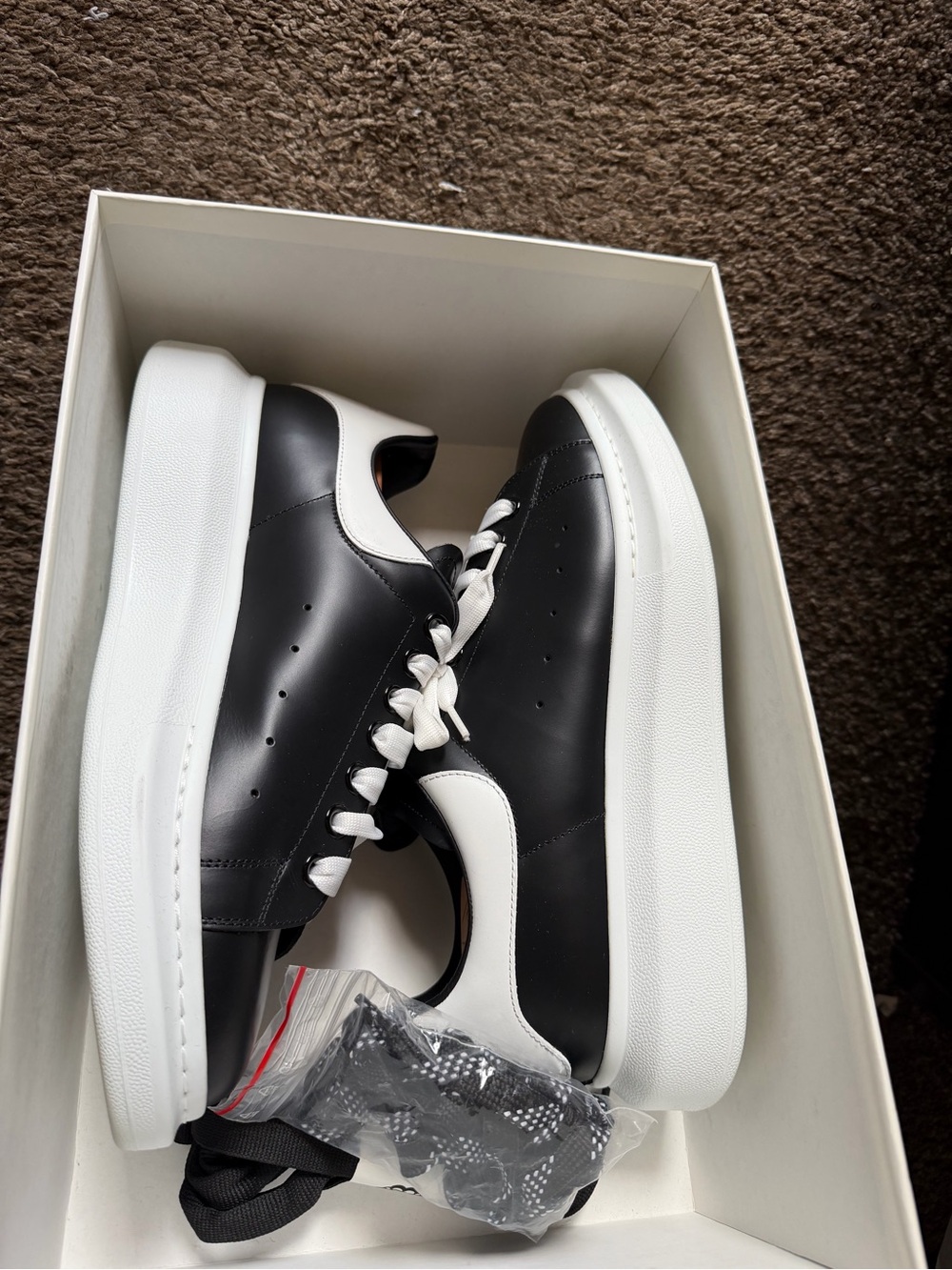 Alexander McQueen | Oversized Sneakers | Black/White | Men’s US Size 10 | EU 43